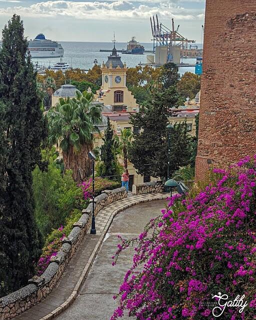 Malaga jesienią - widok na port z Alcazaby