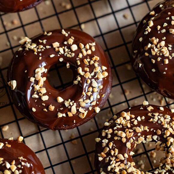 Pieczone czekoladowe oponki - lekkie i szybkie donuty