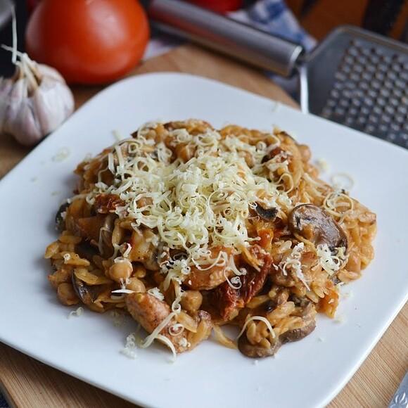 Makaron orzo z ciecierzycą i kurczakiem
