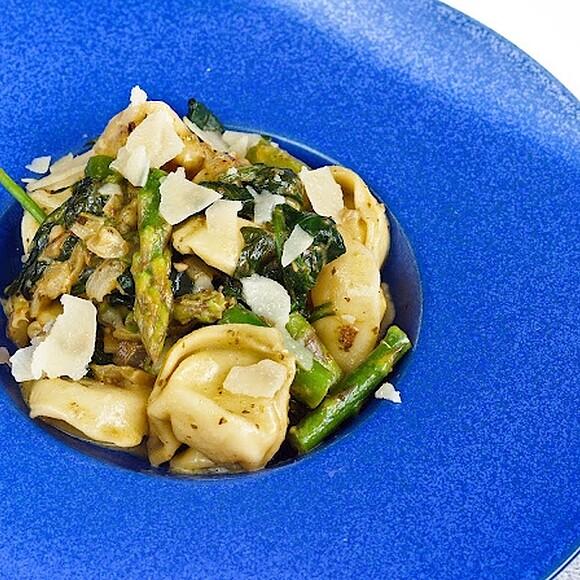 Tortellini ze szparagami w kremowym sosie Pesto Genovese