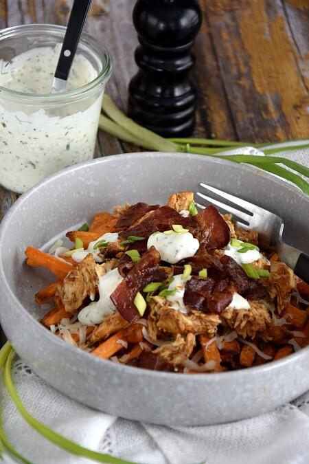 Bowl z kurczakiem barbecue, boczkiem i sosem ranczeskim