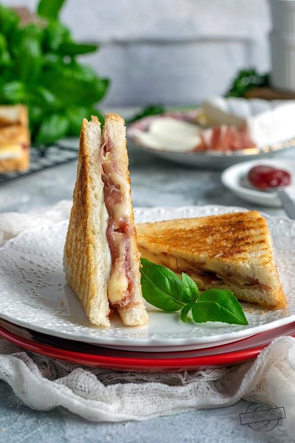 Tosty z prosciutto, serem pleśniowym i dżemem malinowym