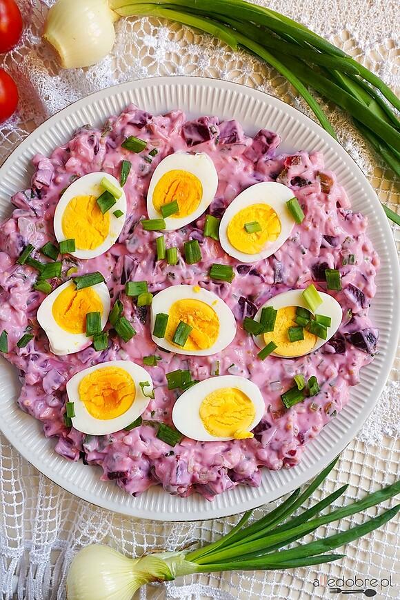Jajka w sosie buraczkowym z ogórkami chilli