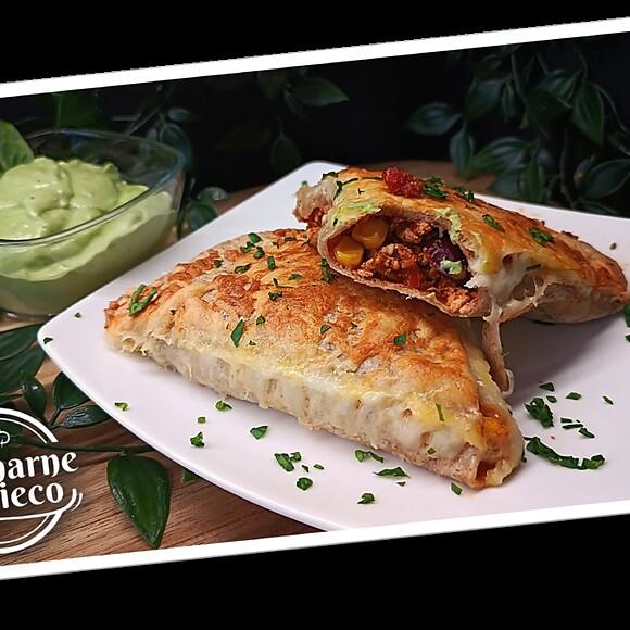 Fit burrito pizza z indykiem i dipem awokado