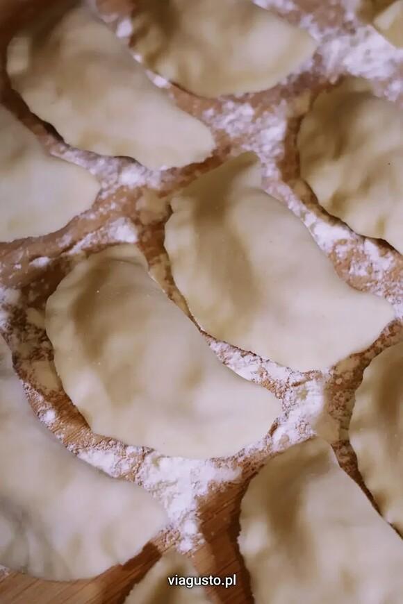 Pyszne ruskie pierogi - klasyczny przepis na pierogi z serem i cebulą