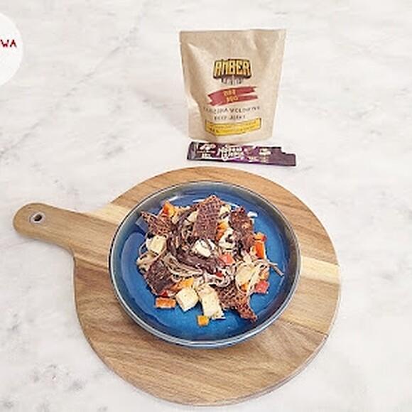 Suszona wołowina z tofu wędzonym, makaron soba i papryka czerwona