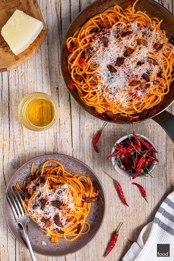 Spaghetti all’Amatriciana - rzymski makaron z pomidorami, pecorino i guanciale