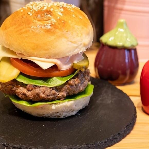 Domowe burgerki z miękkimi bułkami i soczystym kotletem