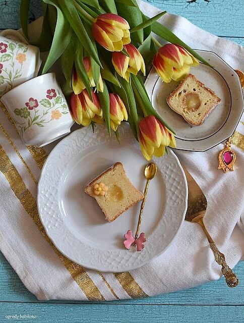 Cytrynowa babka z kremem i lemon curd