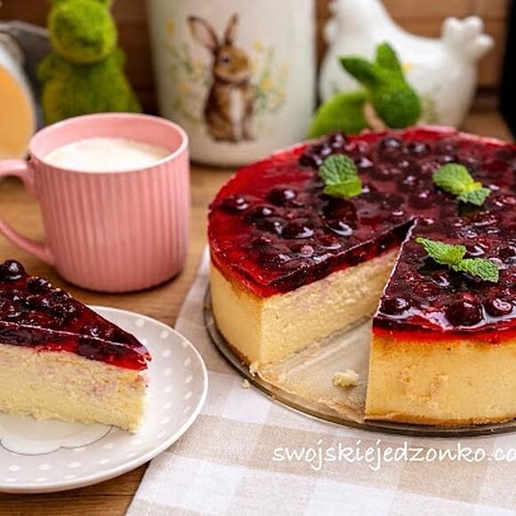 Sernik z mlekiem skondensowanym i wiśniami