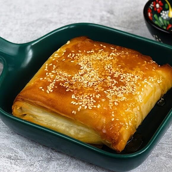 Feta zapiekana w cieście filo z sezamem i miodem