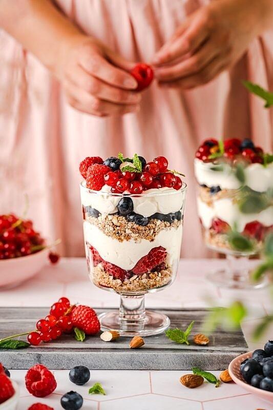 Deser w szklance z mascarpone i herbatnikami