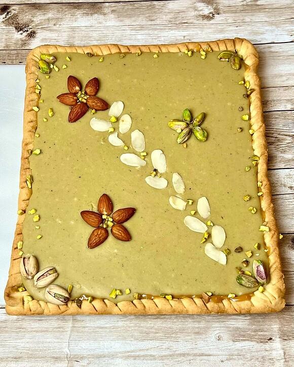 Mazurek pistacjowy z kajmakiem na Wielkanoc
