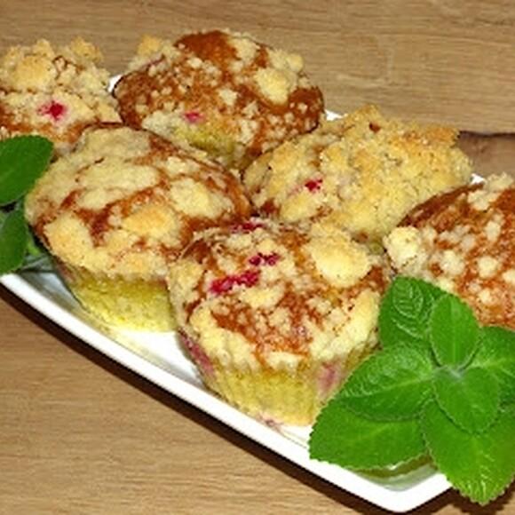 Szybkie muffinki z mrożonymi owocami i kruszonką