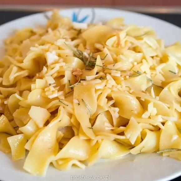 Makaron tagliatelle z rozmarynem – szybki wegetariański obiad
