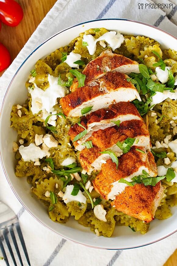 Makaron z kurczakiem, pesto i burratą
