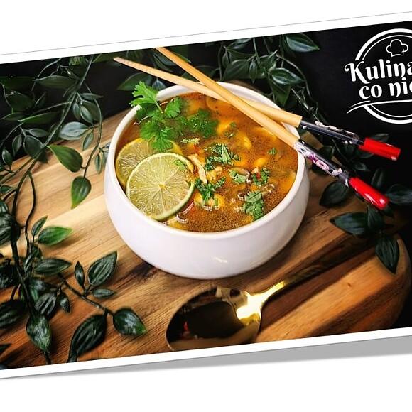 Tom yum gai - tajska zupa ostra i kwaśna z kurczakiem