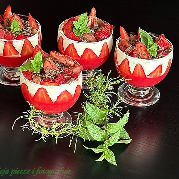 Rabarbar -truskawki -panna cotta deser