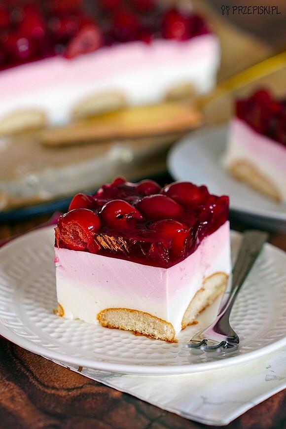 Piankowe ciasto z wiśniami i galaretką na biszkoptach