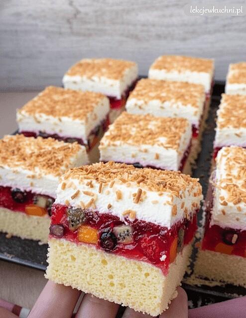 Ciasto Tutti Frutti z galaretką i owocami na biszkopcie