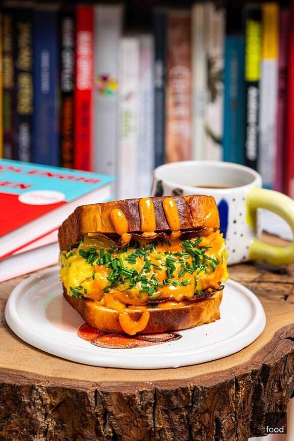 Koreańska kanapka z jajecznicą egg drop sandwich