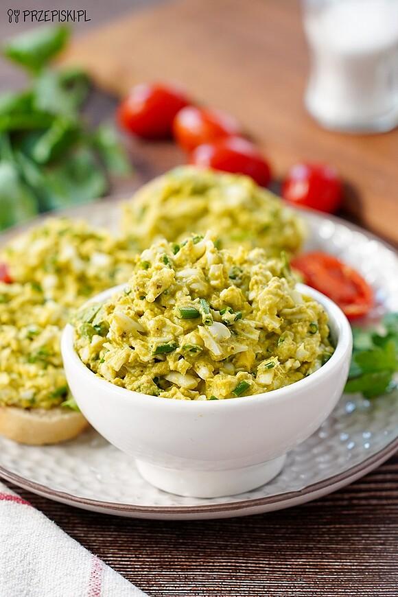 Pasta jajeczna z pesto - szybki przepis na smarowidło