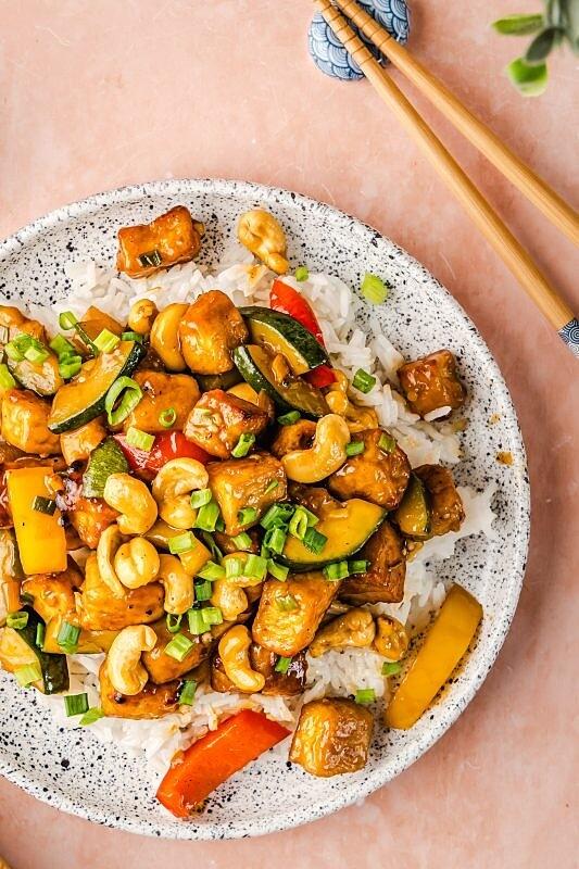 Tofu kung pao z gęstym słodkawym sosem