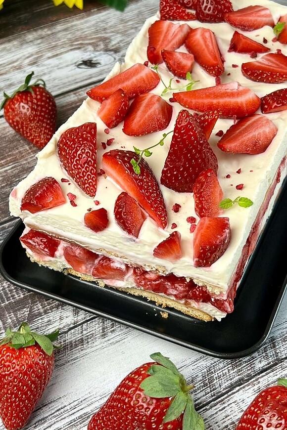Truskawkowe ciasto na biszkoptach z mascarpone