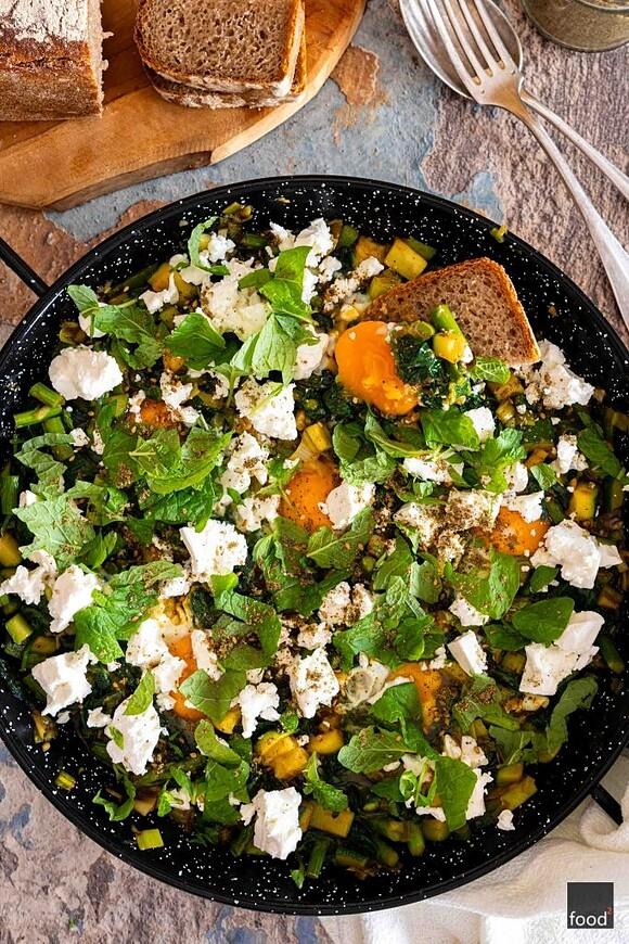 Zielona shakshuka ze szparagami i serem feta