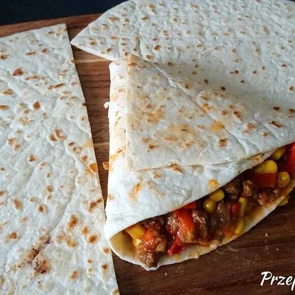 Quesadilla z mięsem mielonym, kukurydzą i pomidorami