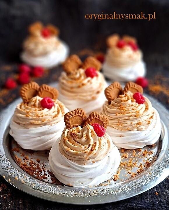 Mini Pavlova z kremem Lotus i malinami