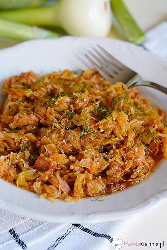 Bigos z młodej kapusty z kiełbasą