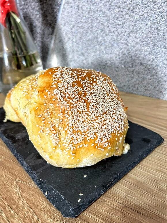 Zamknięte burgery pieczone w bułce z warzywami i sosem