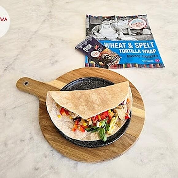 Tortilla pszenno-orkiszowa z mięsem wieprzowym i warzywami