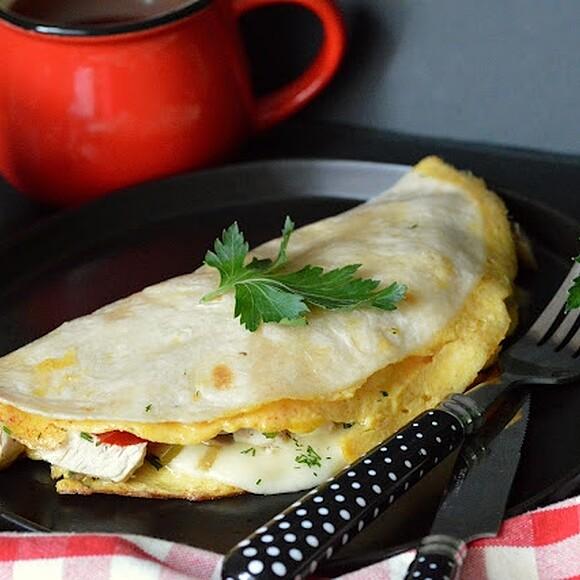 Wrap proteinowy na śniadanie z kurczakiem i warzywami