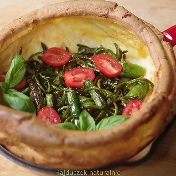 Wytrawne Dutch Baby ze szparagami