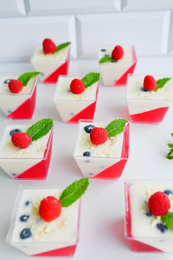 Mini deserki panna cotta z galaretką i borówkami