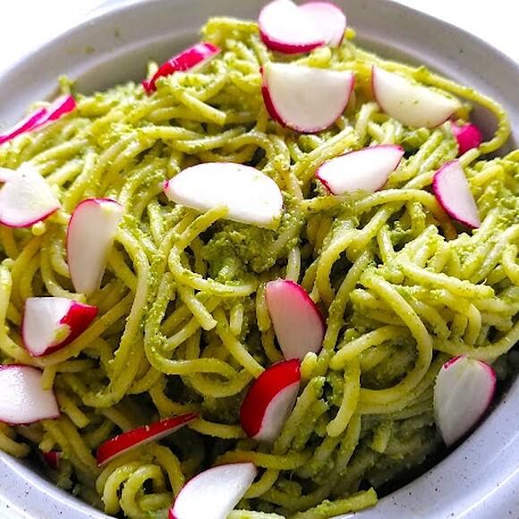Spaghetti z pesto z liści rzodkiewki