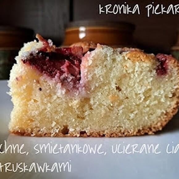 Pulchne śmietankowe ciasto z truskawkami