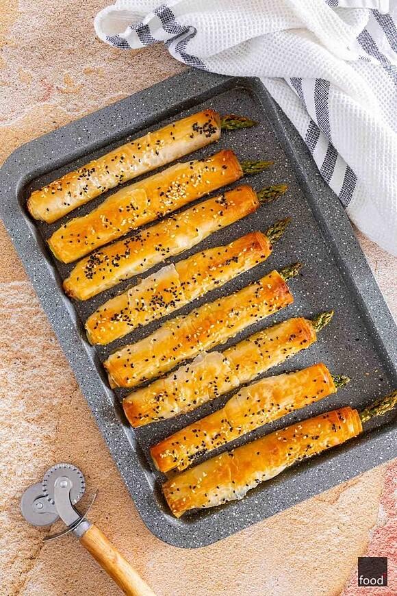 Szparagi w cieście filo z serem feta