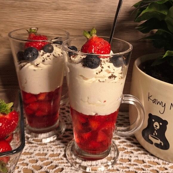 Deserek z truskawkami i mascarpone – lekkie letnie ciasto