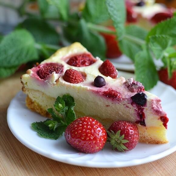 Tarta sernikowa z truskawkami