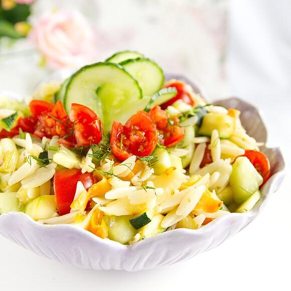 Sałatka z makaronu orzo i warzyw