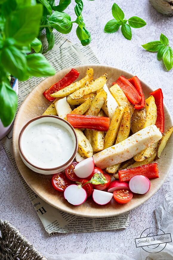 Domowe frytki ziemniaczane z papryką halloumi i sosem czosnkowym
