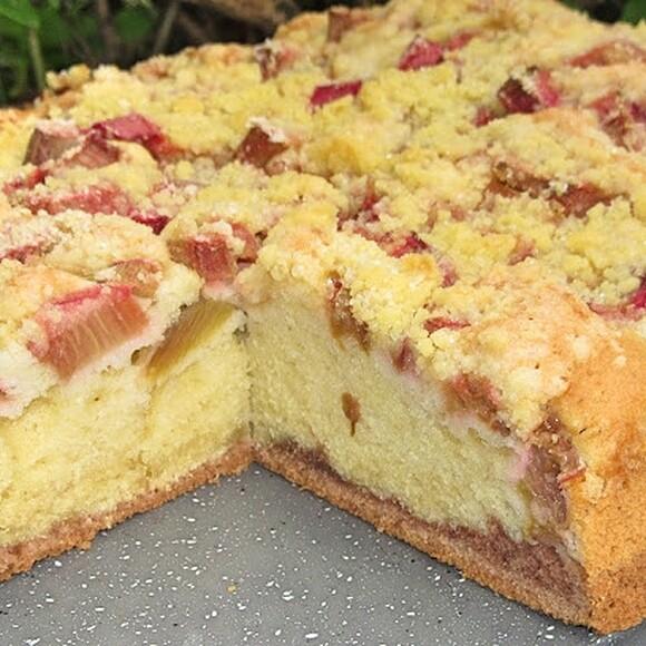 Szybkie pulchne ciasto z rabarbarem i kruszonką
