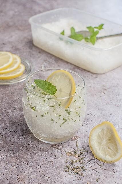 Granita z zielonej herbaty z miętą i cytryną