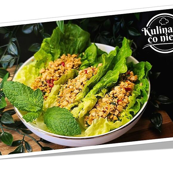 Fit larb gai - sałatka z mięsa drobiowego kuchni tajskiej