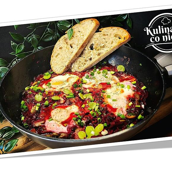 Shakshuka z botwinką i bobem - sezonowa wersja kuchni bliskowschodniej