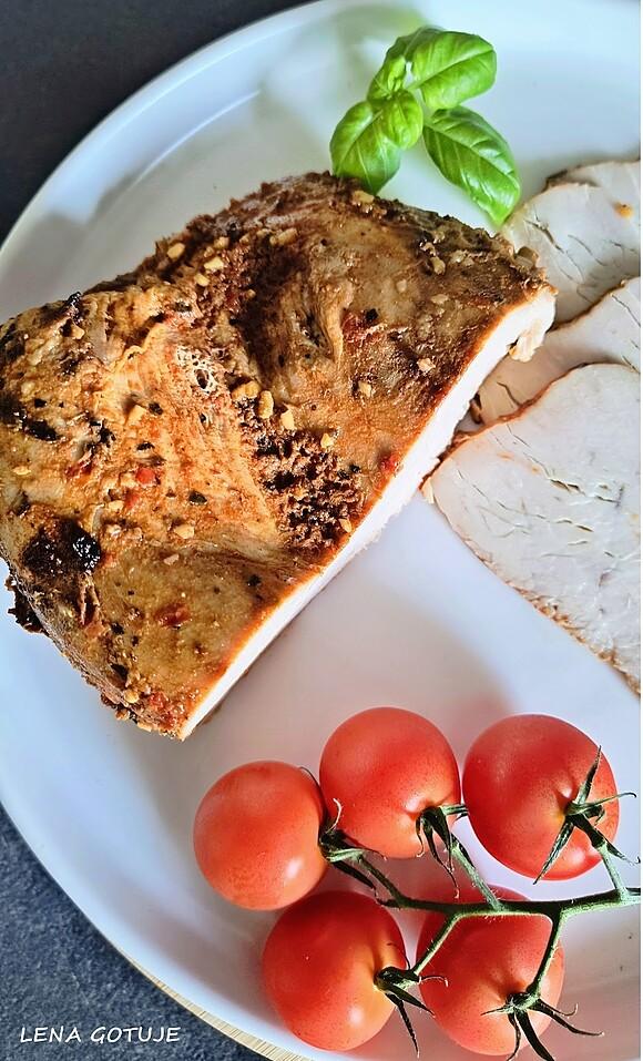 Pieczony filet z indyka na kanapki marynowany w sosie sojowym i chili