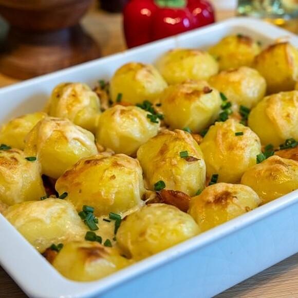 Zapiekanka z młodych ziemniaków, kiełbasą, pieczarkami i marchewką